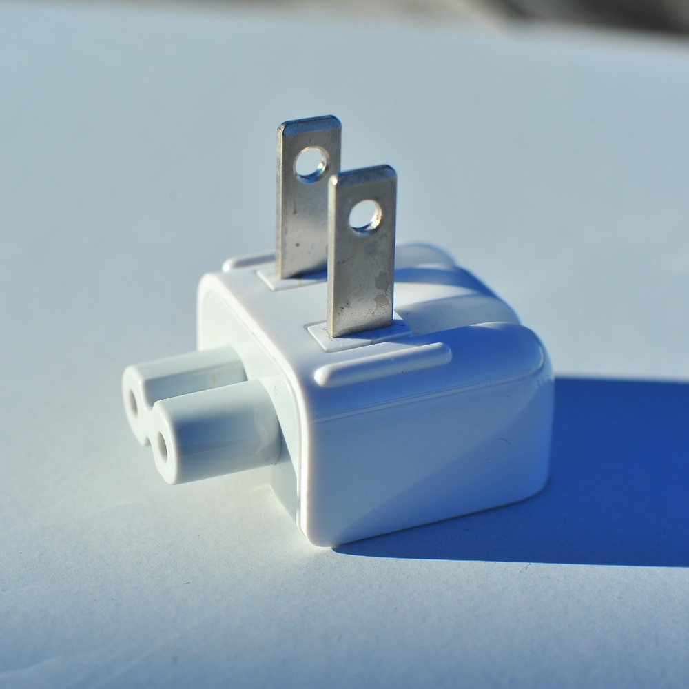 Apple Connector To US Power Adaptor to Cable White